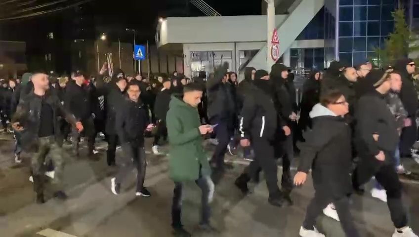 Fanii lui FC U Craiova au luat cu asalt Sibiul, chiar dacă sunt interziși!_3