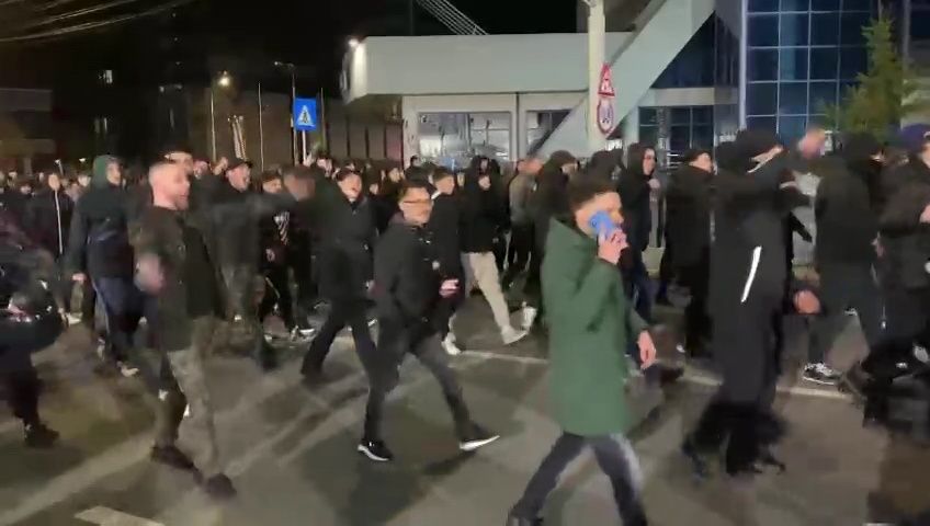 Fanii lui FC U Craiova au luat cu asalt Sibiul, chiar dacă sunt interziși!_4
