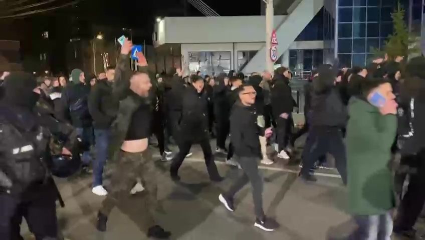 Fanii lui FC U Craiova au luat cu asalt Sibiul, chiar dacă sunt interziși!_5