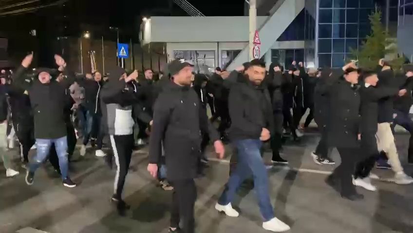 Fanii lui FC U Craiova au luat cu asalt Sibiul, chiar dacă sunt interziși!_6