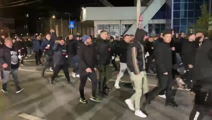 Fanii lui FC U Craiova au luat cu asalt Sibiul, chiar dacă sunt interziși!_8