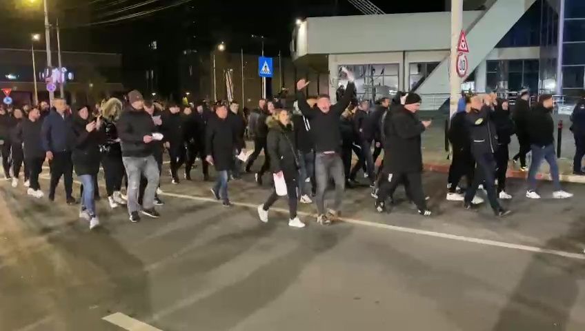 Fanii lui FC U Craiova au luat cu asalt Sibiul, chiar dacă sunt interziși!_9