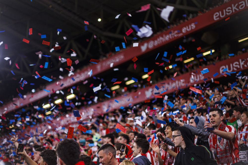 Imagini incredibile de la meciul Barcelonei. Fanii au aruncat cu 'bani' inscripționați cu "mafia": reacția lui Xavi_1