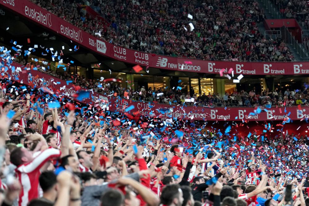 Imagini incredibile de la meciul Barcelonei. Fanii au aruncat cu 'bani' inscripționați cu "mafia": reacția lui Xavi_4