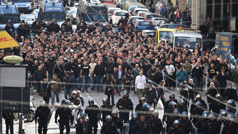Nebunie pe străzile din Napoli! Suporterii "înterziși" ai lui Eintracht Frankfurt și ultrașii italieni, scandal de proporții în oraș_1