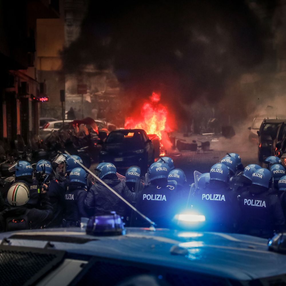 Care civilizație? Scene de război pe străzile din Napoli, cu mașini arse și lupte teribile, între suporterii nemți și forțele de ordine_11