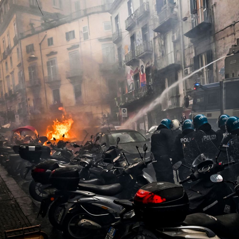 Care civilizație? Scene de război pe străzile din Napoli, cu mașini arse și lupte teribile, între suporterii nemți și forțele de ordine_12