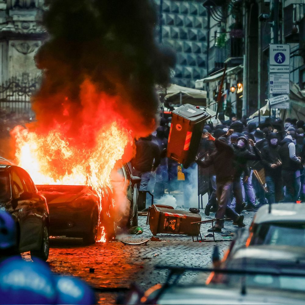 Care civilizație? Scene de război pe străzile din Napoli, cu mașini arse și lupte teribile, între suporterii nemți și forțele de ordine_13