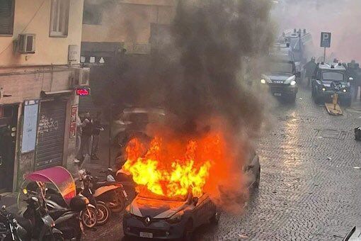 Care civilizație? Scene de război pe străzile din Napoli, cu mașini arse și lupte teribile, între suporterii nemți și forțele de ordine_15