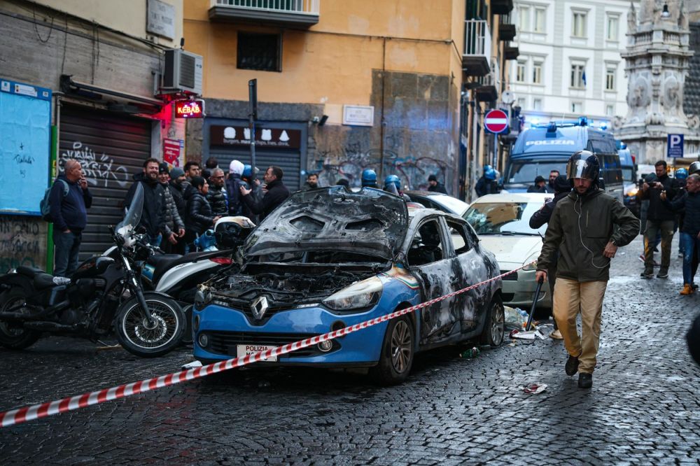 Care civilizație? Scene de război pe străzile din Napoli, cu mașini arse și lupte teribile, între suporterii nemți și forțele de ordine_17