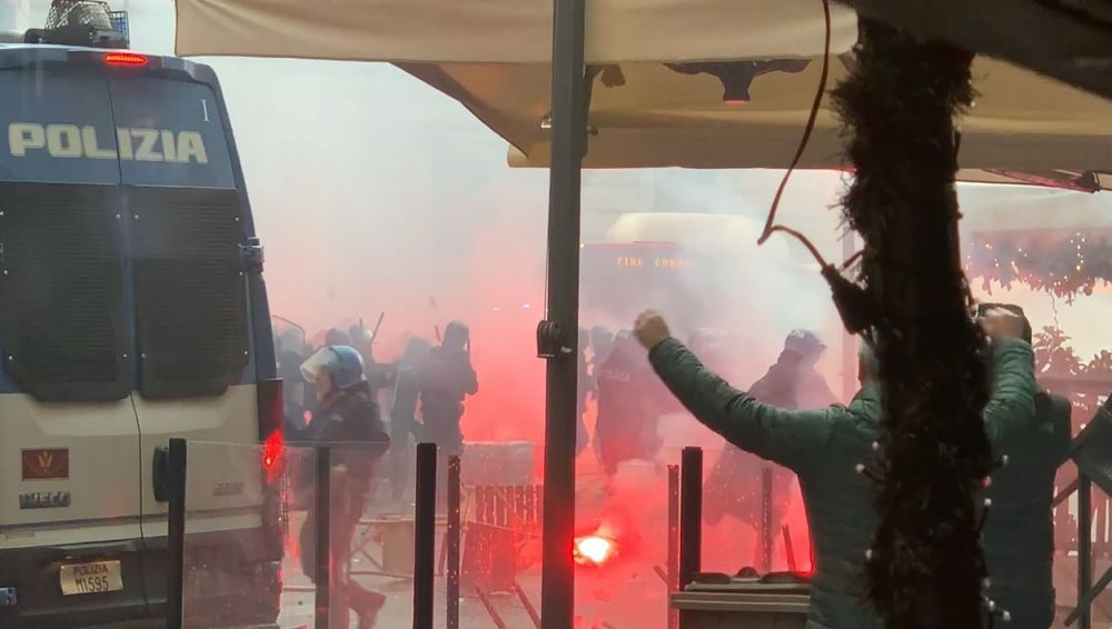 Care civilizație? Scene de război pe străzile din Napoli, cu mașini arse și lupte teribile, între suporterii nemți și forțele de ordine_19