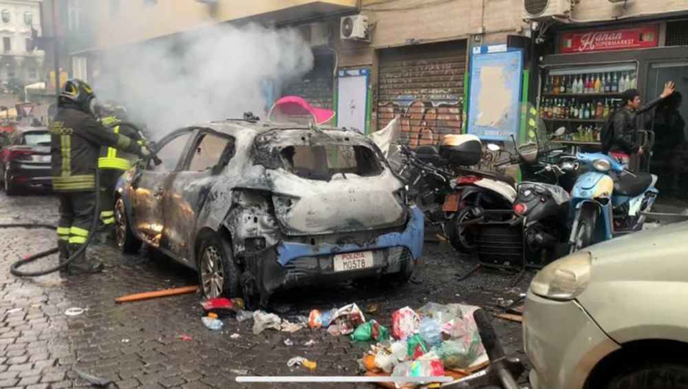 Care civilizație? Scene de război pe străzile din Napoli, cu mașini arse și lupte teribile, între suporterii nemți și forțele de ordine_20