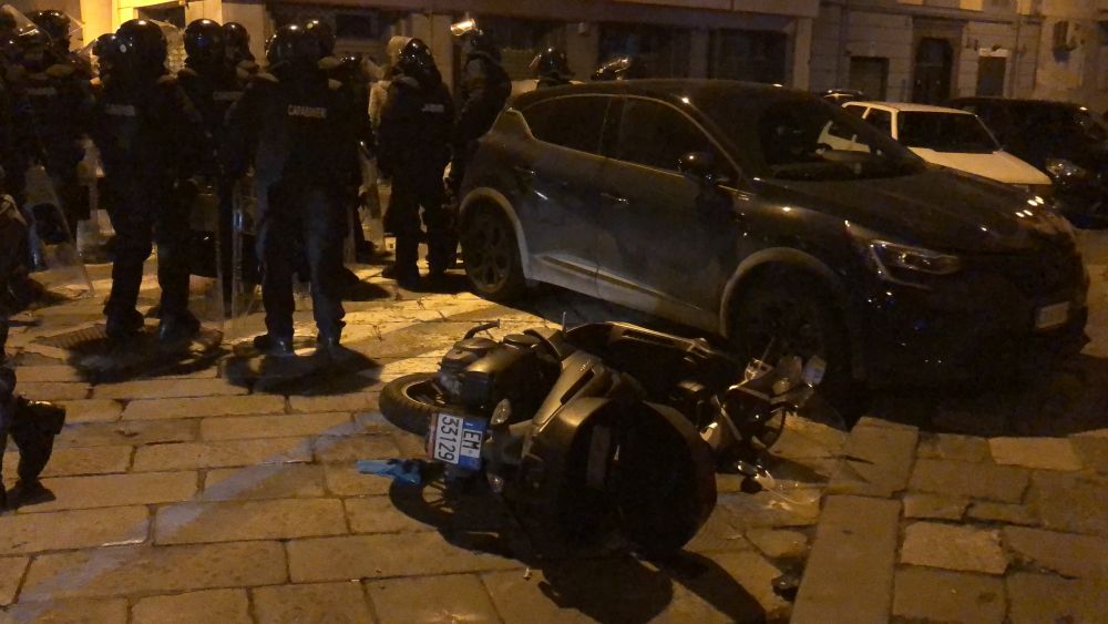 Care civilizație? Scene de război pe străzile din Napoli, cu mașini arse și lupte teribile, între suporterii nemți și forțele de ordine_9