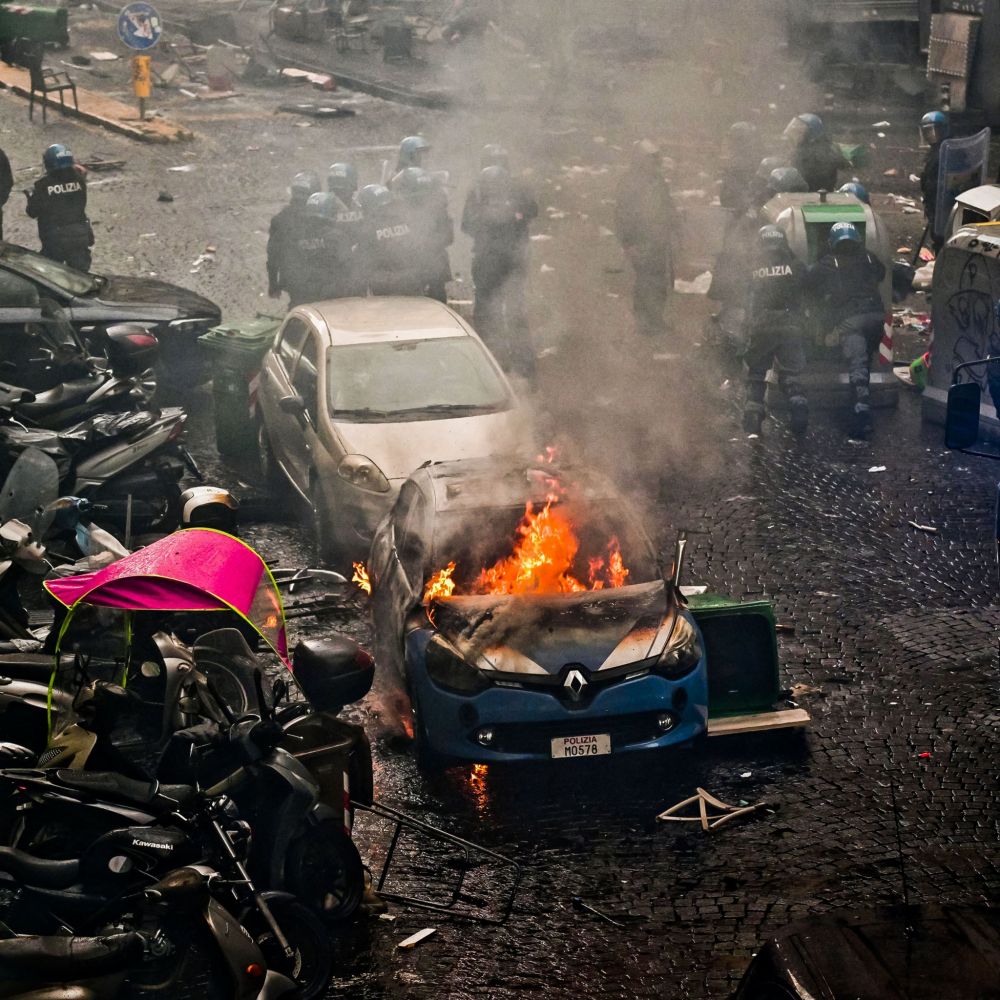 Care civilizație? Scene de război pe străzile din Napoli, cu mașini arse și lupte teribile, între suporterii nemți și forțele de ordine_10
