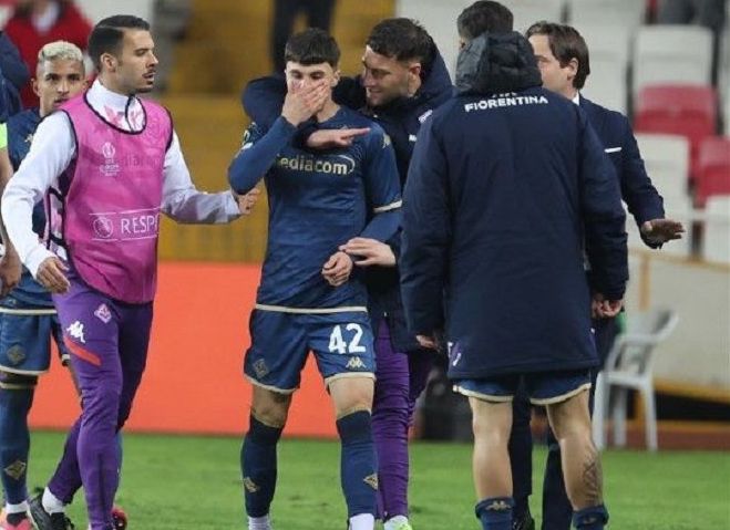 Scene șocante în Conference League! Fotbalist al Fiorentinei lovit cu pumnul de un suporter al lui Sivasspor care a intrat pe teren_1