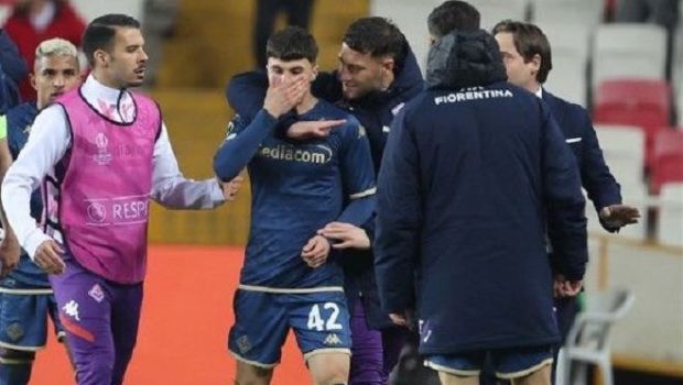 
	Scene șocante în Conference League! Fotbalist al Fiorentinei lovit cu pumnul de un suporter al lui Sivasspor care a intrat pe teren
