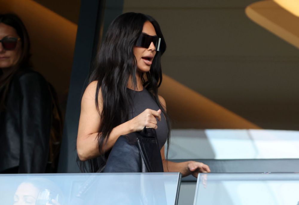 După ce a 'îngropat-o' pe Arsenal, Kim Kardashian a continuat și cu PSG. Cum a fost surprinsă pe Parc des Princes_1