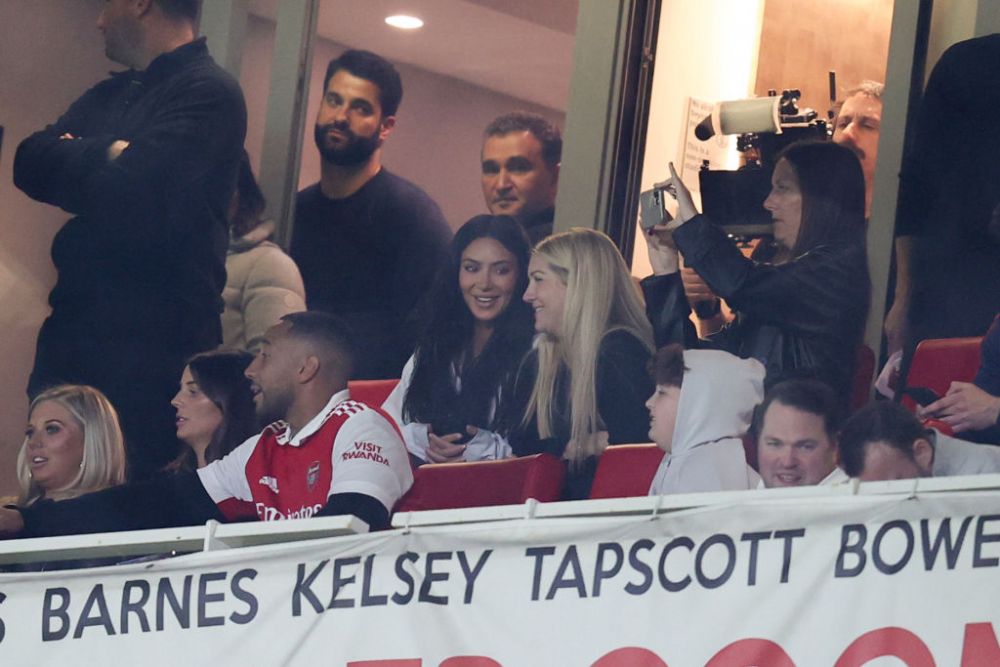 După ce a 'îngropat-o' pe Arsenal, Kim Kardashian a continuat și cu PSG. Cum a fost surprinsă pe Parc des Princes_11