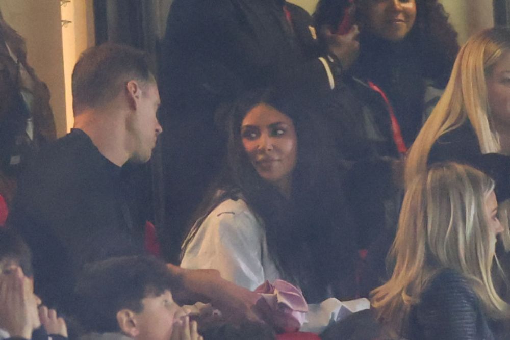 După ce a 'îngropat-o' pe Arsenal, Kim Kardashian a continuat și cu PSG. Cum a fost surprinsă pe Parc des Princes_16