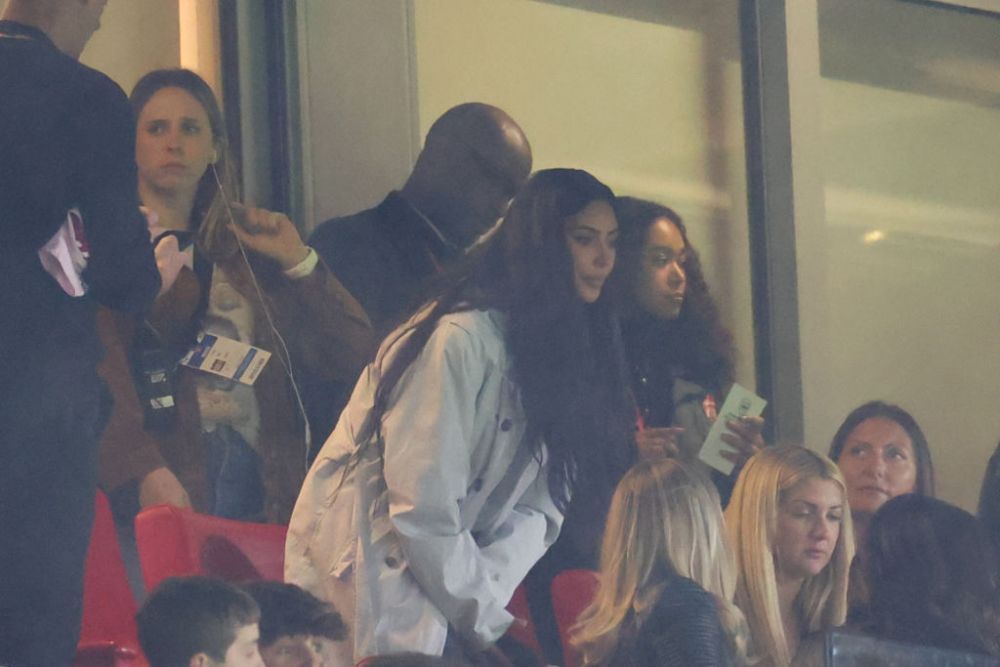 După ce a 'îngropat-o' pe Arsenal, Kim Kardashian a continuat și cu PSG. Cum a fost surprinsă pe Parc des Princes_18