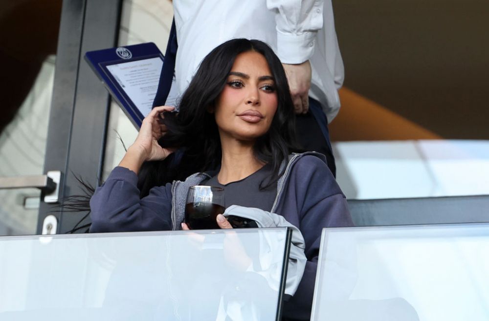 După ce a 'îngropat-o' pe Arsenal, Kim Kardashian a continuat și cu PSG. Cum a fost surprinsă pe Parc des Princes_3