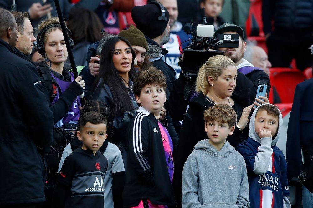 După ce a 'îngropat-o' pe Arsenal, Kim Kardashian a continuat și cu PSG. Cum a fost surprinsă pe Parc des Princes_6