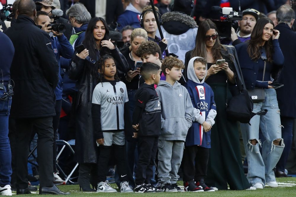 După ce a 'îngropat-o' pe Arsenal, Kim Kardashian a continuat și cu PSG. Cum a fost surprinsă pe Parc des Princes_8