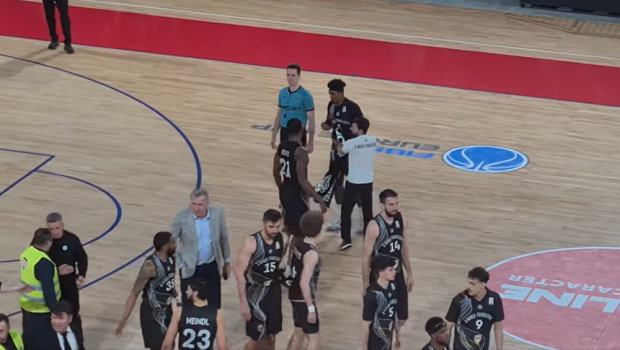 
	Imagini șocante la meciul CSM Oradea - U-BT Cluj! &bdquo;A luat o tijă de fier de pe un șantier și a vrut să reintre în sală!&rdquo; Jucătorul s-a ales cu dosar penal după ce a sărit la bătaie
