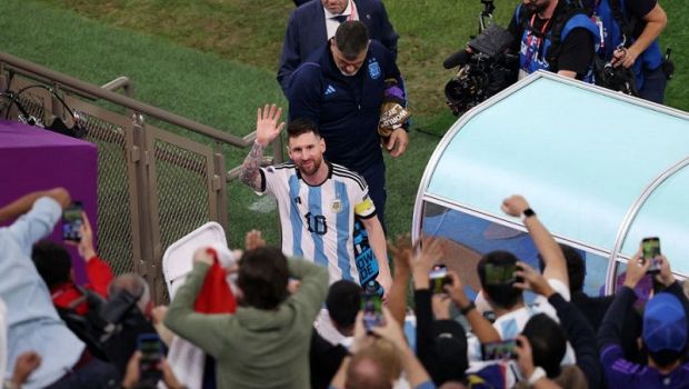 Lionel Messi, asaltat de fani într-un restaurant din Buenos Aires! A trebuit să fie escortat de poliție&nbsp; 
