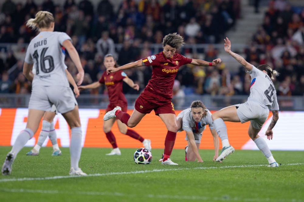 S-a scris istorie în meciul Women's Champions League arbitrat de români: AS Roma - Barcelona_11