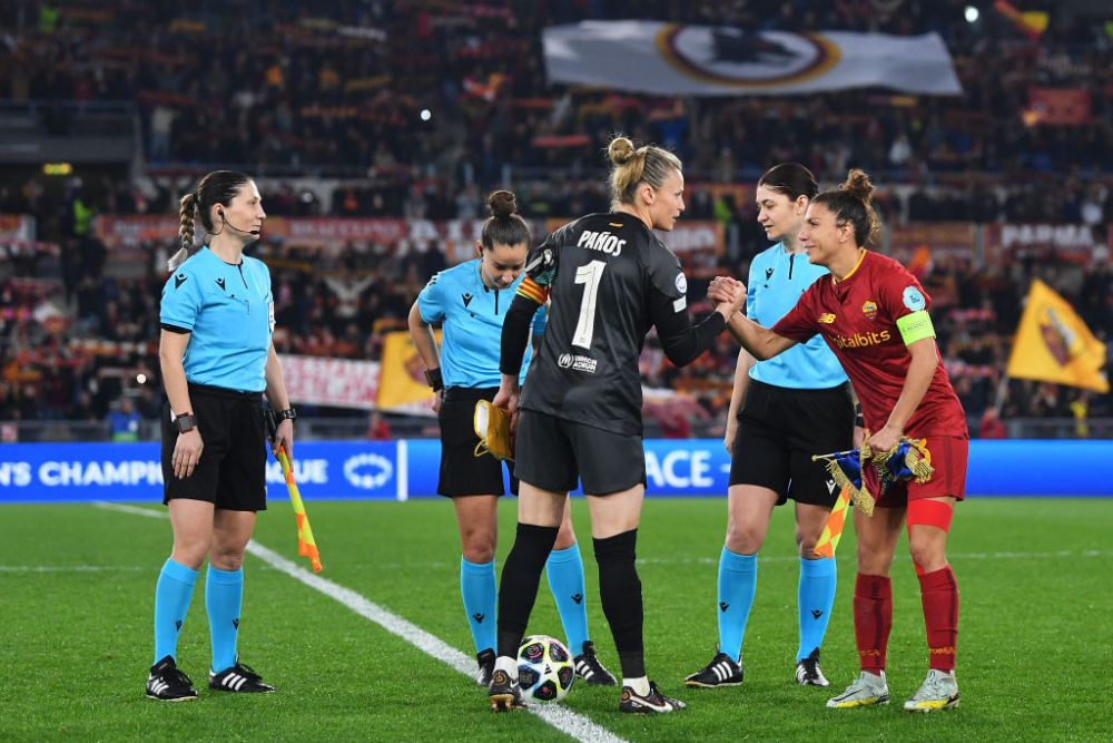 S-a scris istorie în meciul Women's Champions League arbitrat de români: AS Roma - Barcelona_3