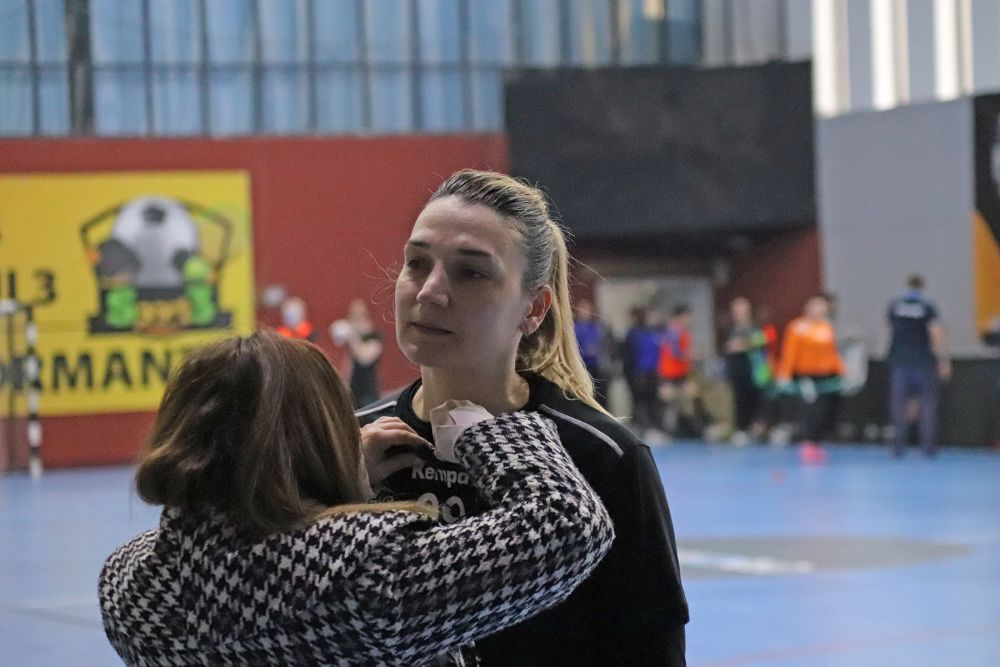 O handbalistă de la CSM București spune că "fetița mea nu cred că scapă ca să nu facă handbal"_6