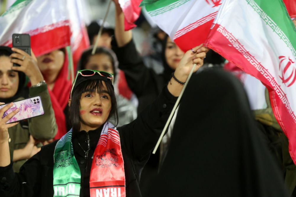 Femeile din Iran au avut voie pe stadion după mai bine de un an de zile. Imagini impresionante de pe arena din Teheran _10