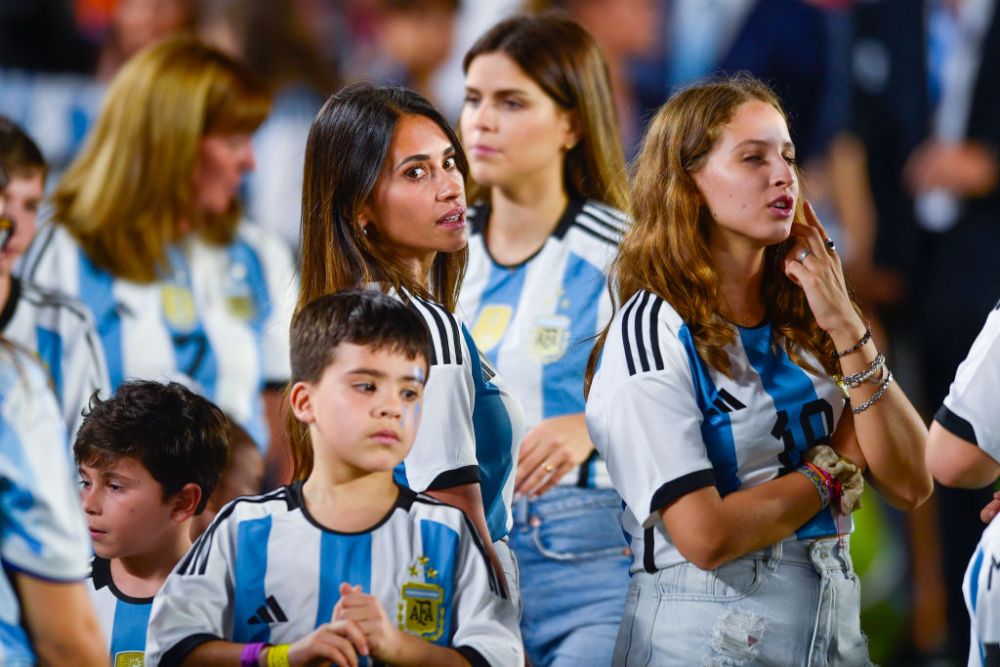 S-a dus 'blestemul'! Detaliul sesizat de toți la soția lui Messi după amicalul Argentinei: n-a mai făcut asta de la înfrângerea de la Mondial _21
