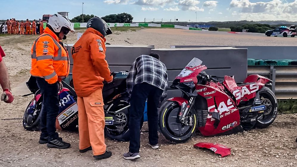Accidentare gravă suferită de pilotul spaniol Pol Espargaro, după o căzătură urâtă în Marele Premiu al Portugaliei_2