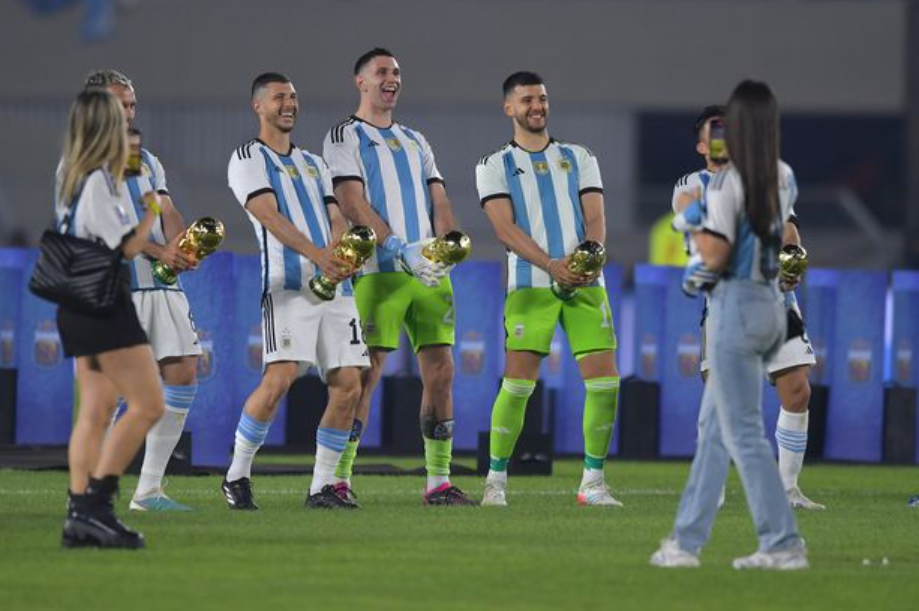 Doamnele nu s-au lăsat mai prejos! Gestul controversat făcut de partenerele argentinienilor după meciul cu Panama_2