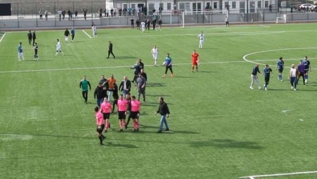 Arbitri atacați de fotbaliști și oficiali la un meci din Turcia! A fost nevoie de intervenția poliției