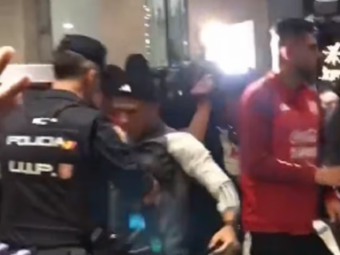 
	Scene șocante în Spania! Jucătorii naționalei din Peru s-au luat la bătaie cu forțele de ordine în fața unui hotel&nbsp;
