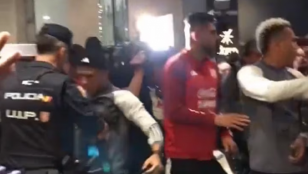 
	Scene șocante în Spania! Jucătorii naționalei din Peru s-au luat la bătaie cu forțele de ordine în fața unui hotel&nbsp;
