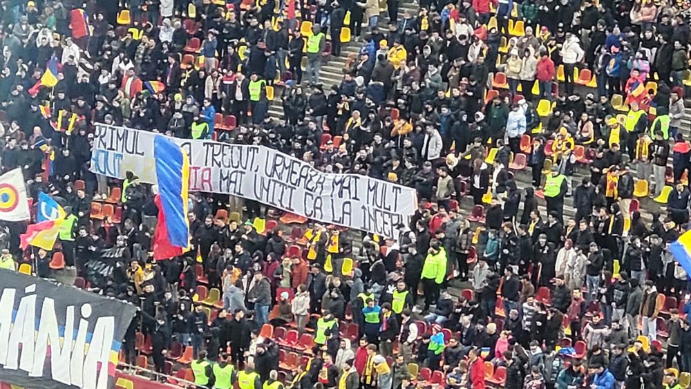 Bannerele suporterilor României cu „tentă” din meciul cu Belarus_4