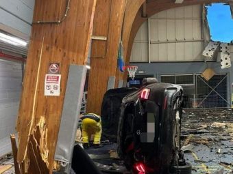 
	Accident teribil în Belgia! Un coleg al lui Valentin Cojocaru a intrat cu mașina într-o sală de sport
