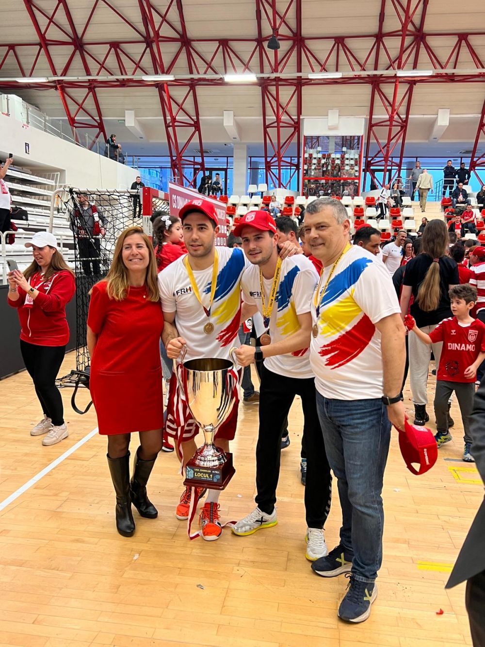 Family Portrait. Xavi Pascual a sărbătorit cu familia un nou titlu cucerit cu Dinamo _3