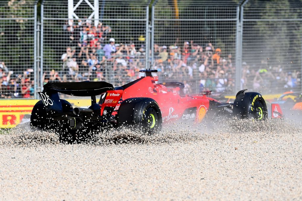 Verstappen a câștigat MP al Australiei, după o cursă haotică! Leclerc a abandonat, iar monopostul lui Russell a luat foc_1