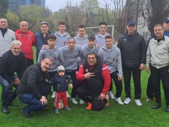 
	Juniorii lui Dinamo, ajutați de fostele glorii și de fani! Donație pentru echipa pregătită de Ionel Augustin&nbsp;
