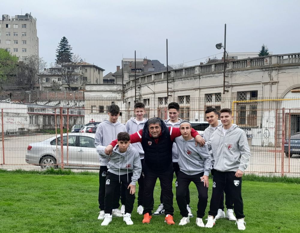 Juniorii lui Dinamo, ajutați de fostele glorii și de fani! Donație pentru echipa pregătită de Ionel Augustin _4