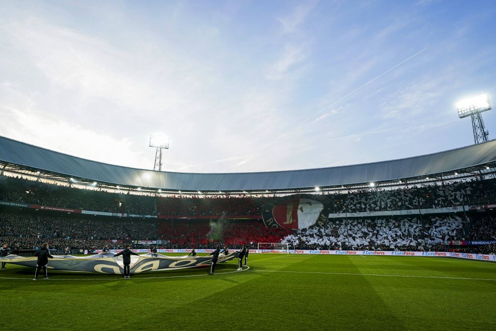 Feyenoord - Ajax, întrerupt din nou! Klaassen s-a ales cu capul spart după ce a fost lovit de un obiect aruncat din tribune_1