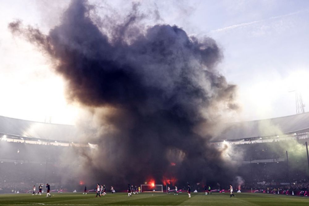 Feyenoord - Ajax, întrerupt din nou! Klaassen s-a ales cu capul spart după ce a fost lovit de un obiect aruncat din tribune_12
