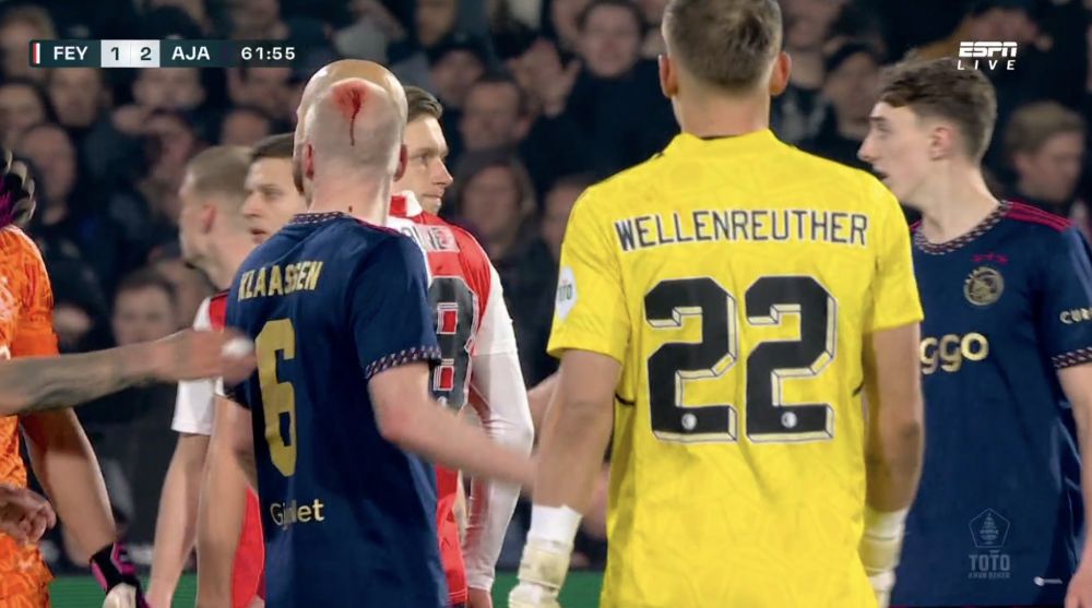 Feyenoord - Ajax, întrerupt din nou! Klaassen s-a ales cu capul spart după ce a fost lovit de un obiect aruncat din tribune_13