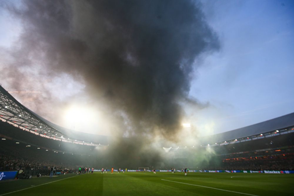 Feyenoord - Ajax, întrerupt din nou! Klaassen s-a ales cu capul spart după ce a fost lovit de un obiect aruncat din tribune_3