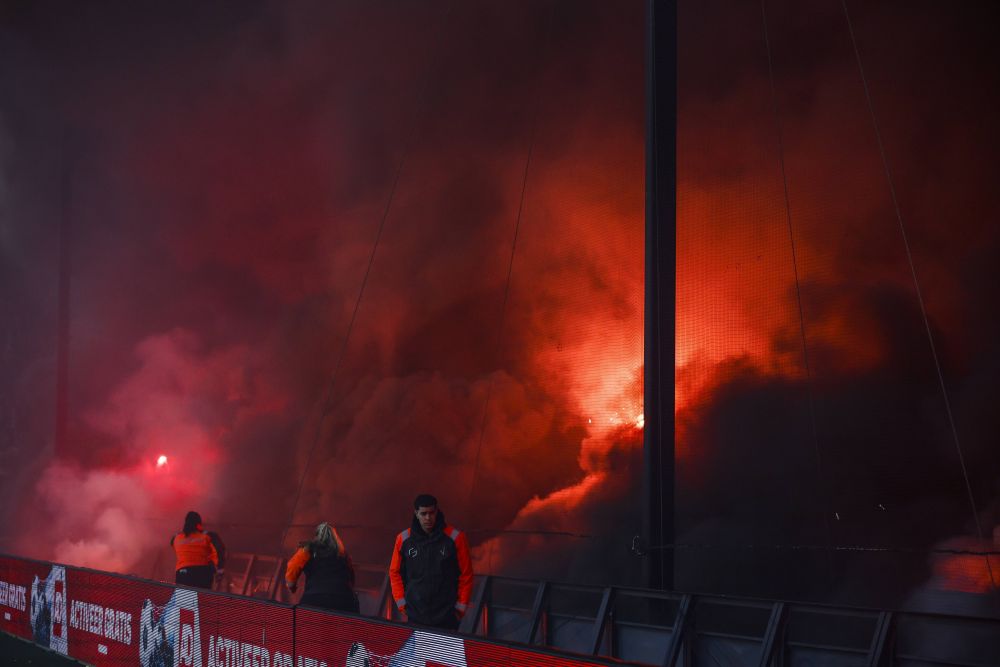 Feyenoord - Ajax, întrerupt din nou! Klaassen s-a ales cu capul spart după ce a fost lovit de un obiect aruncat din tribune_7